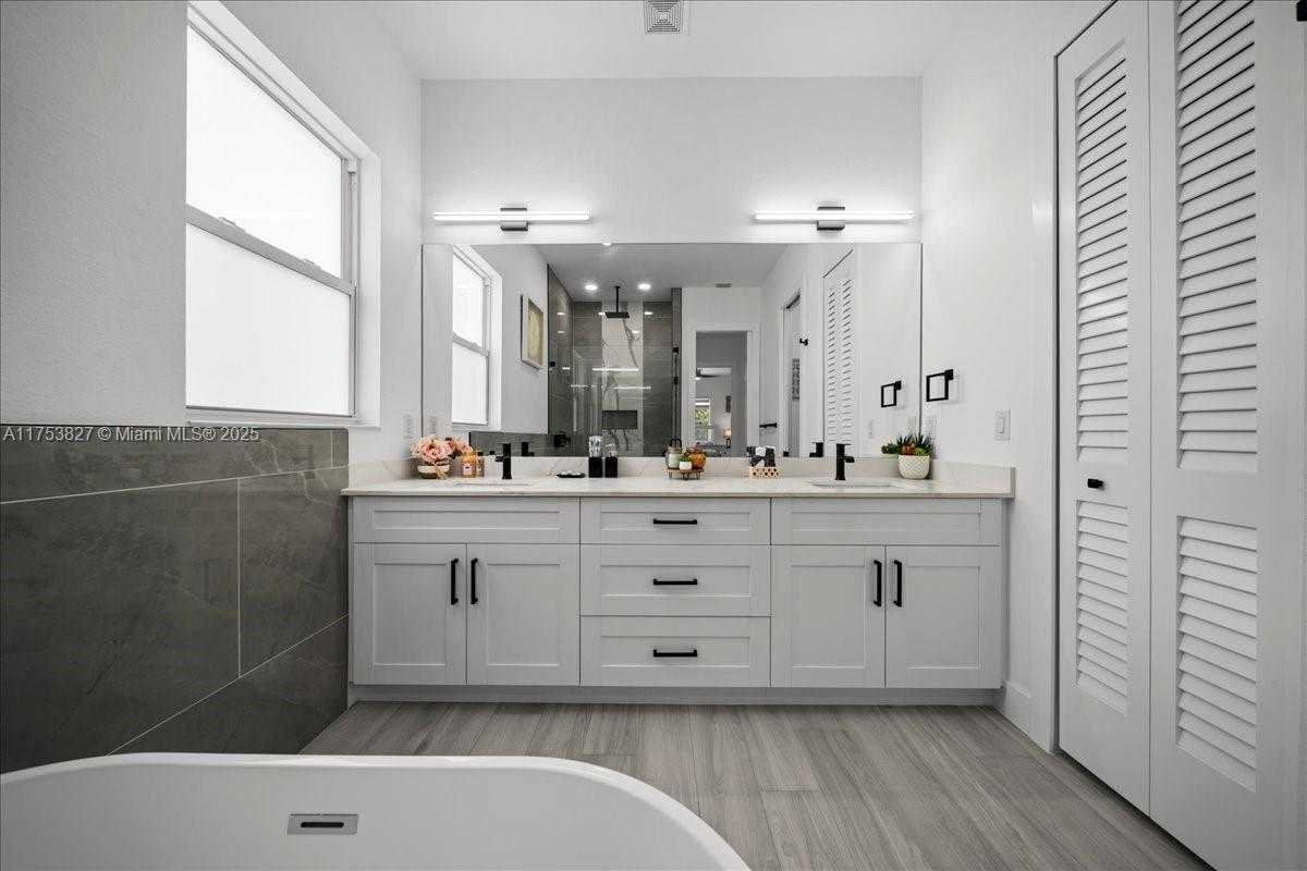 Small Image of 2144 BARBADO AVE, Fort Myers Number 22