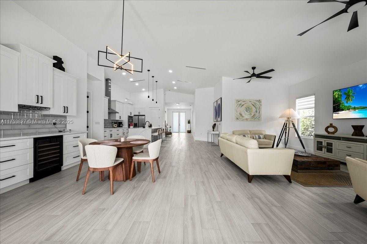 Small Image of 2144 BARBADO AVE, Fort Myers Number 6