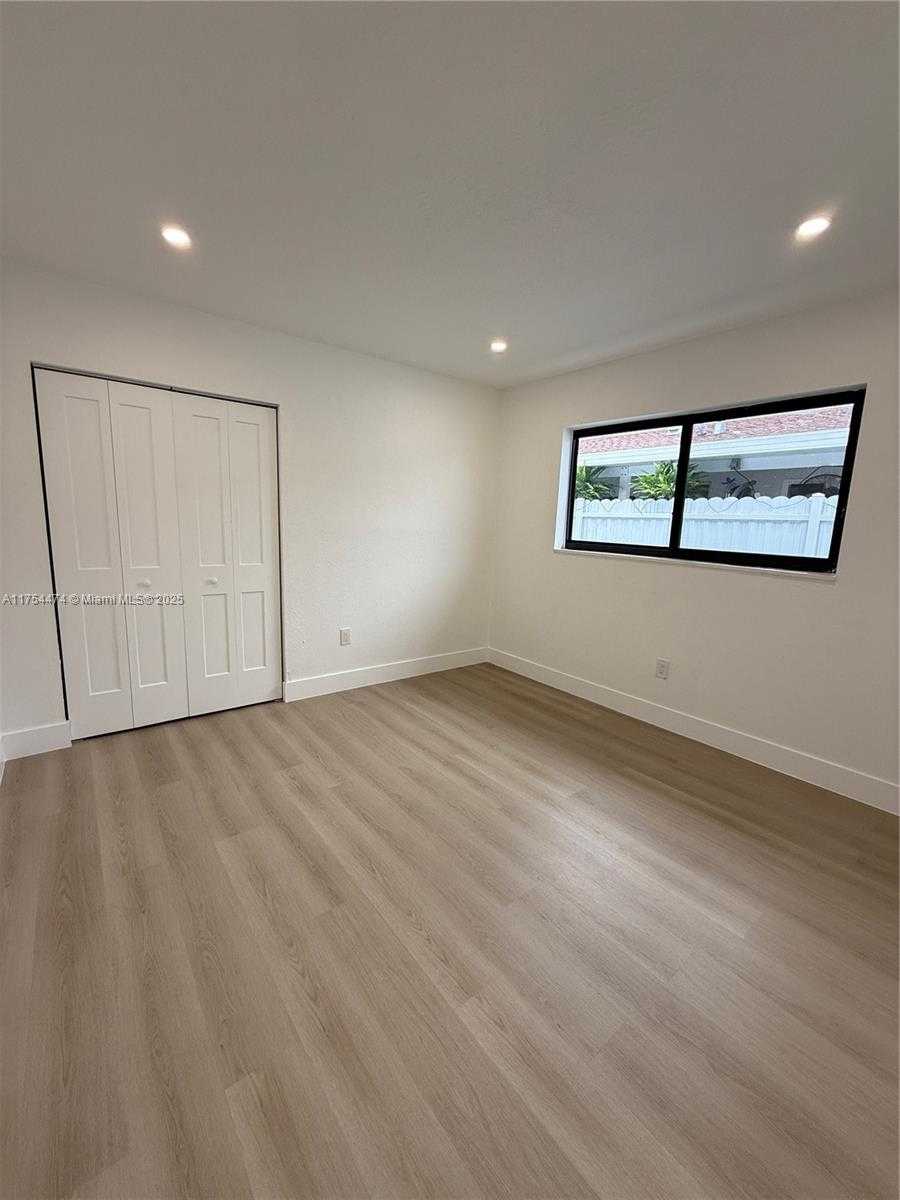 Small Image of 961 WEST 39TH PL, Hialeah Number 11
