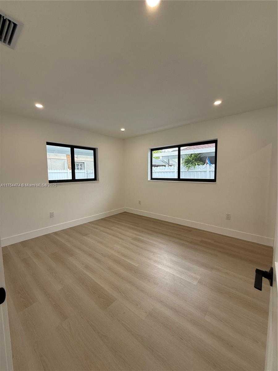 Small Image of 961 WEST 39TH PL, Hialeah Number 12