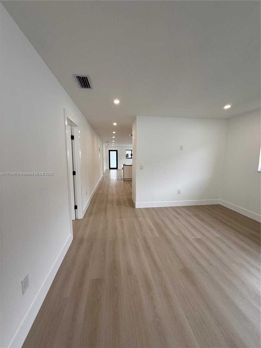 Small Image of 961 WEST 39TH PL, Hialeah Number 13