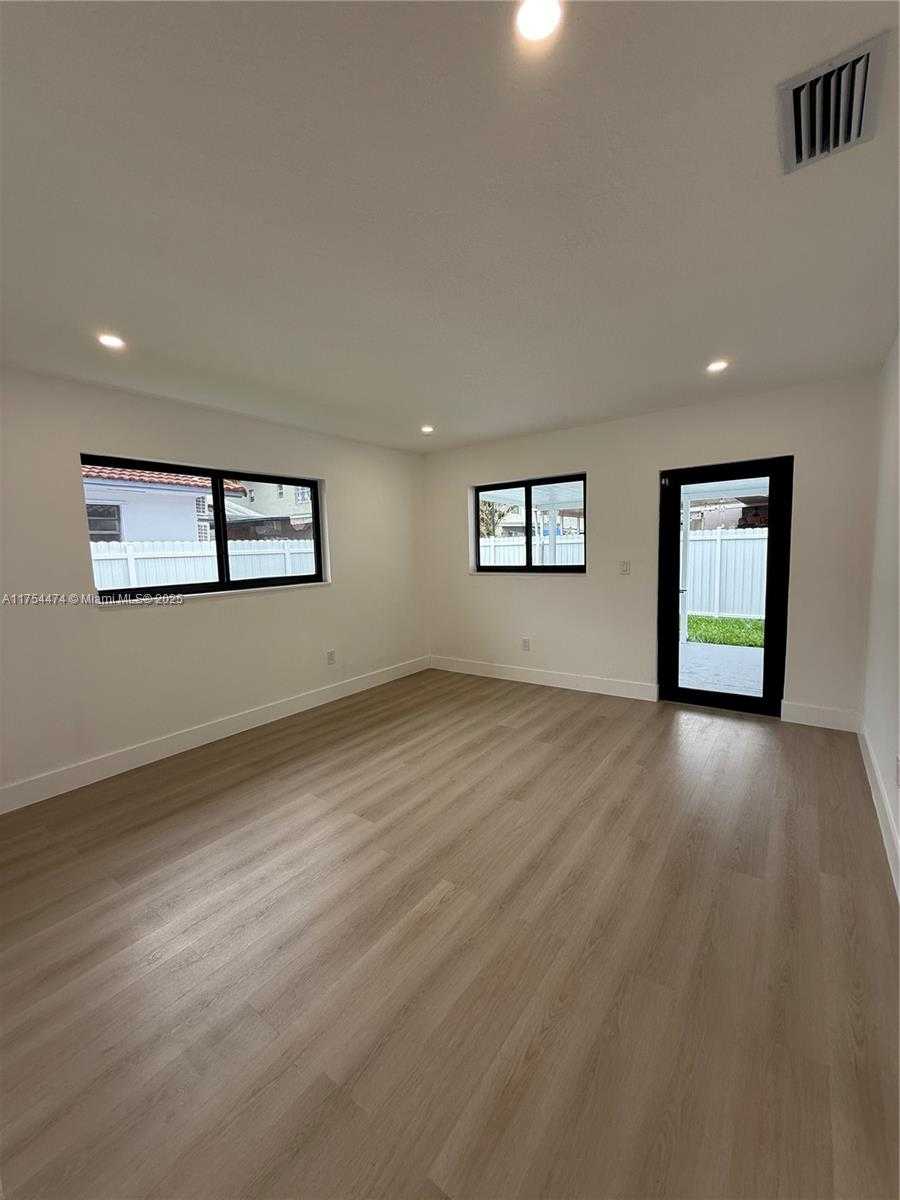 Small Image of 961 WEST 39TH PL, Hialeah Number 17