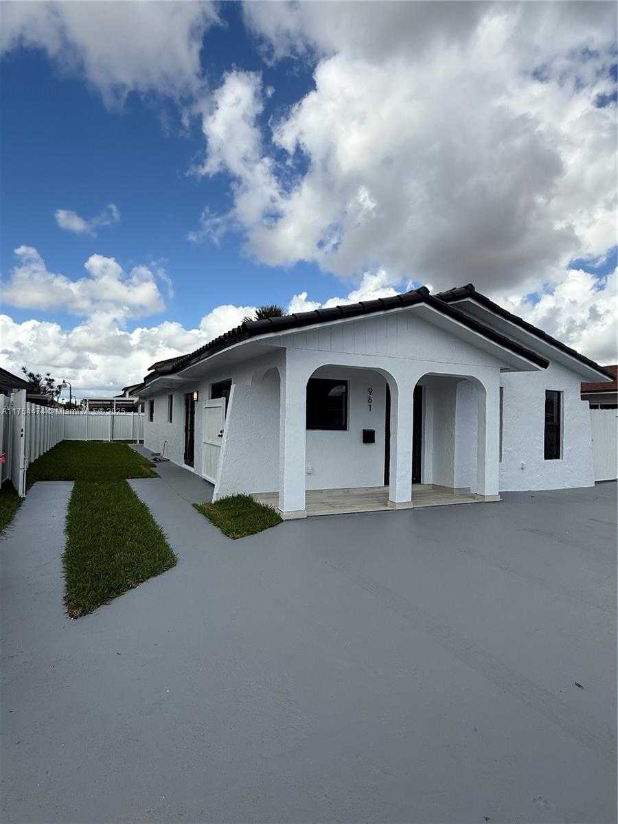 Small Image of 961 WEST 39TH PL, Hialeah Number 2