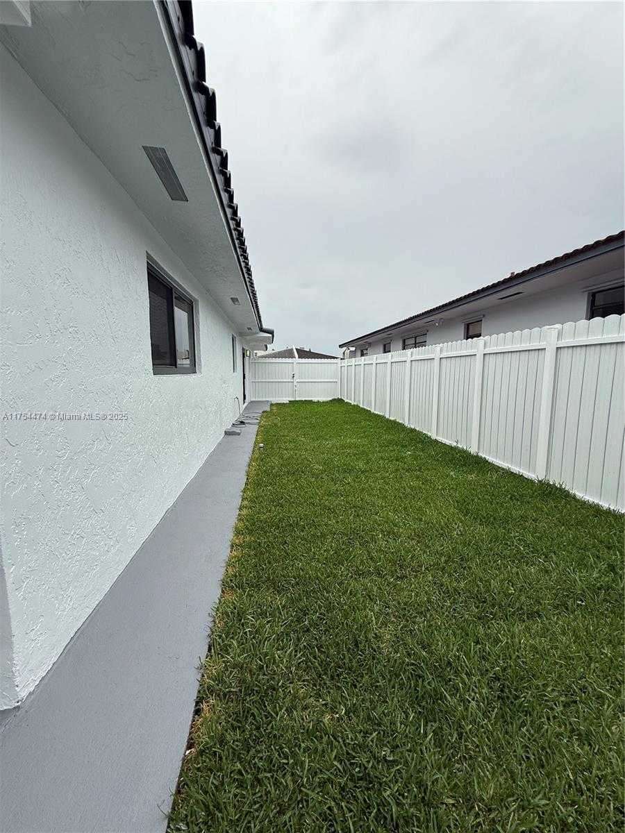 Small Image of 961 WEST 39TH PL, Hialeah Number 22