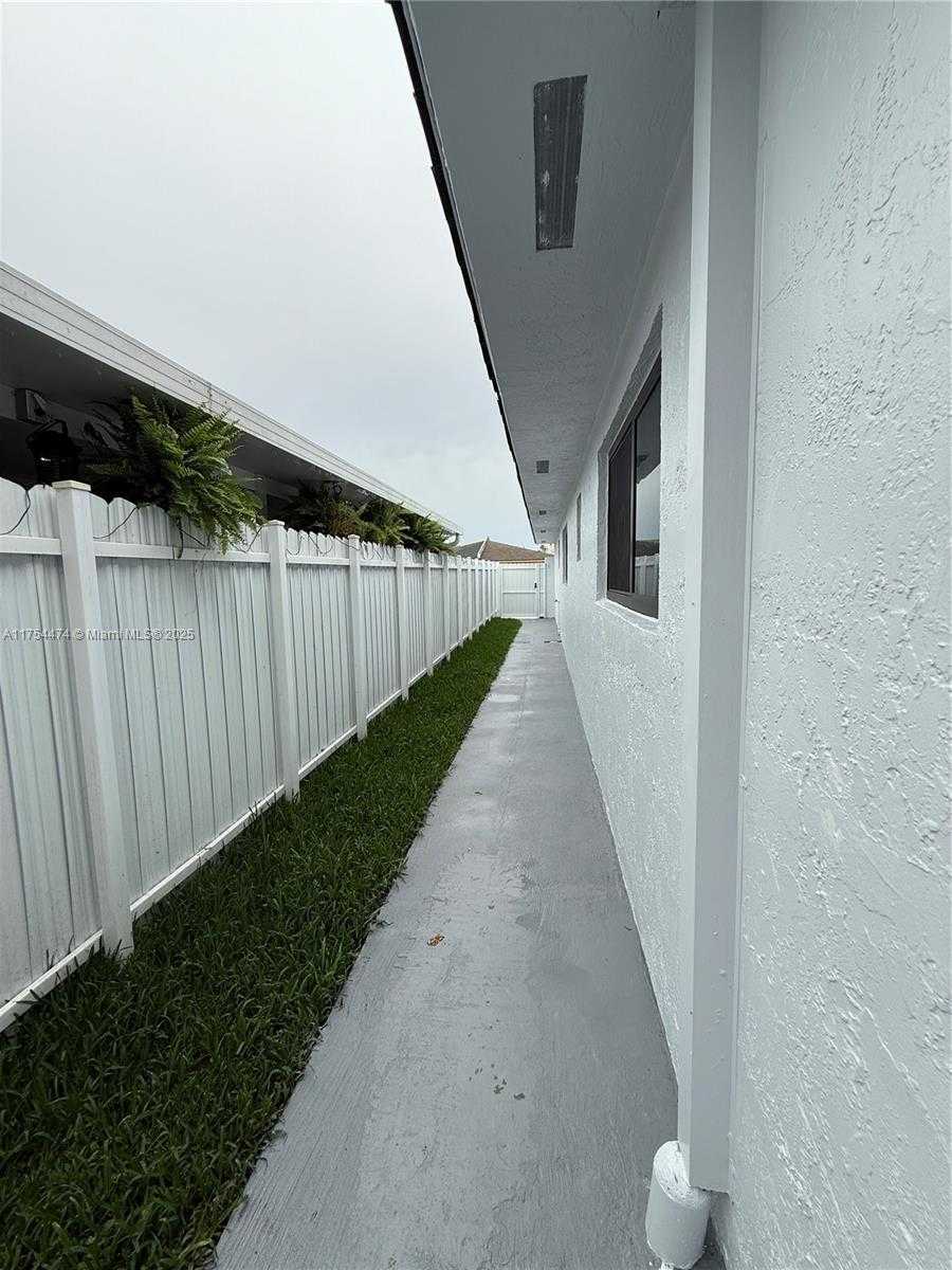 Small Image of 961 WEST 39TH PL, Hialeah Number 24