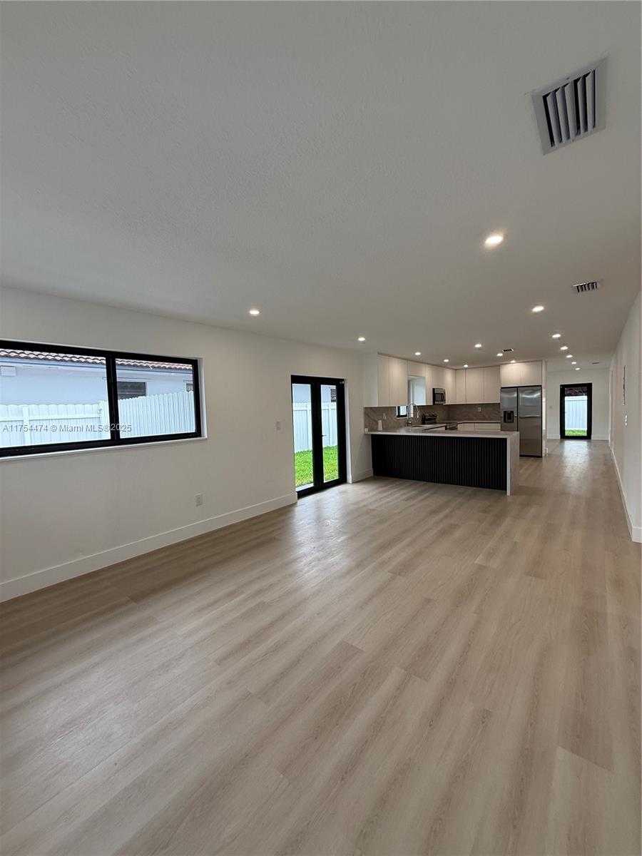Small Image of 961 WEST 39TH PL, Hialeah Number 3