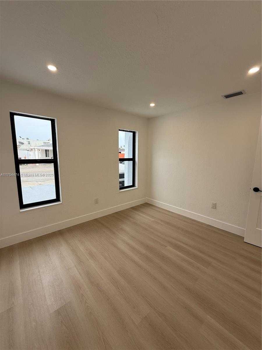 Small Image of 961 WEST 39TH PL, Hialeah Number 7