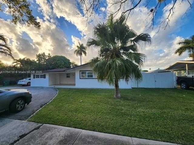 Small Image of 18800 LENAIRE DR, Cutler Bay Number 3