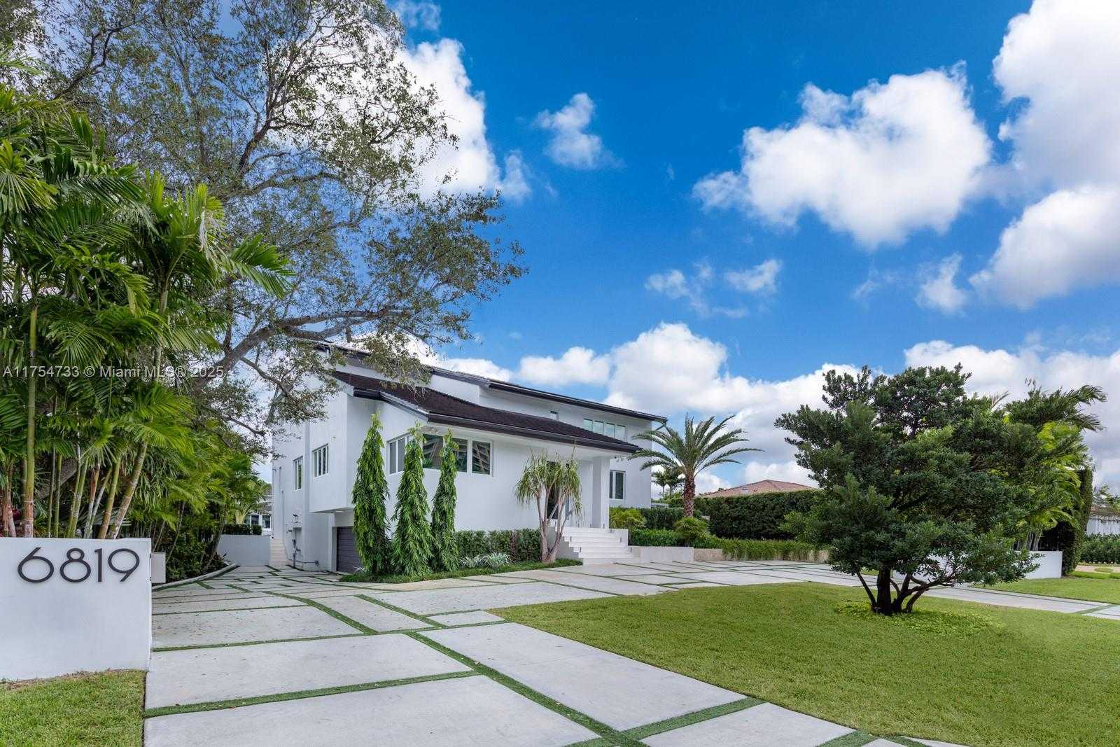 Small Image of 6819, Coral Gables Number 6