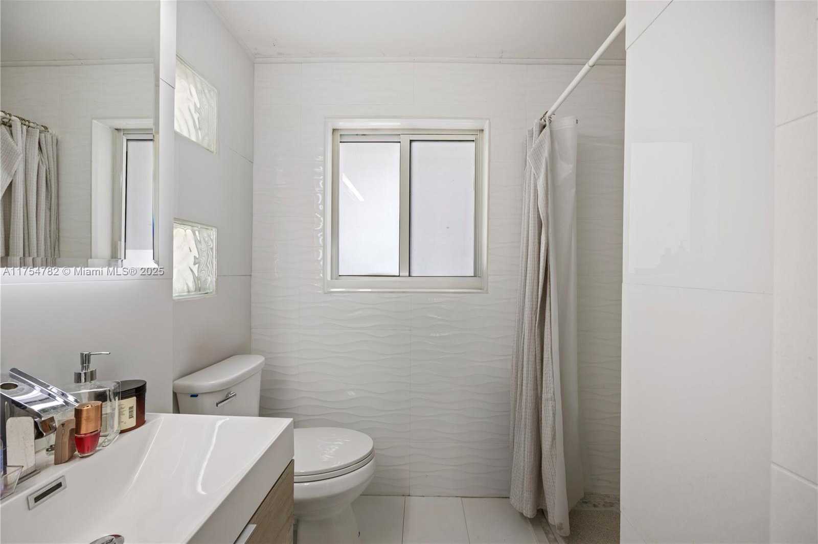 Small Image of 2413 SUGARLOAF LN, Fort Lauderdale Number 36
