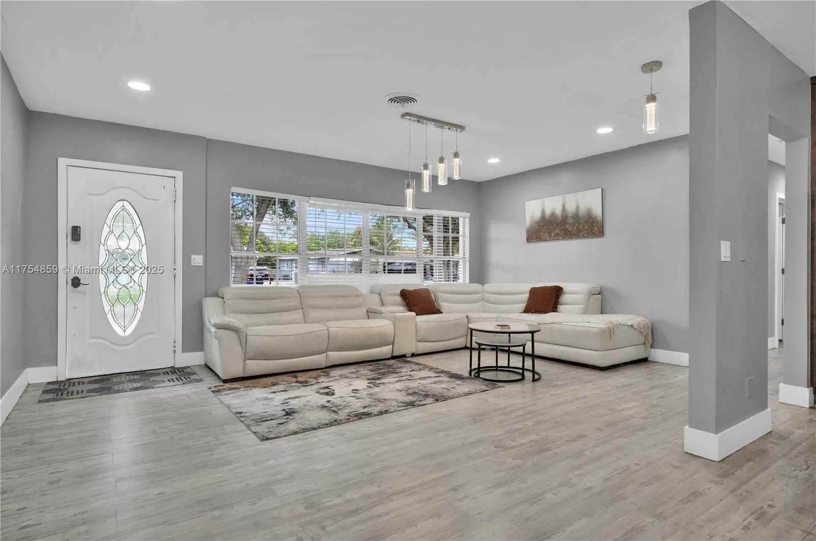 Small Image of 810 NORTH EAST 182ND ST, North Miami Beach Number 12