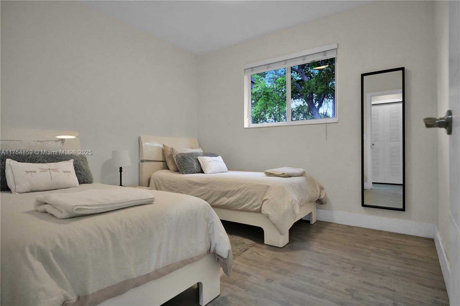 Small Image of 810 NORTH EAST 182ND ST, North Miami Beach Number 17