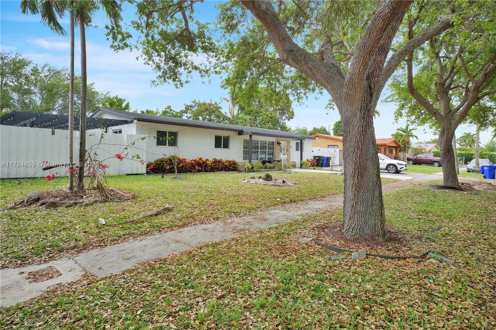 Small Image of 810 NORTH EAST 182ND ST, North Miami Beach Number 2