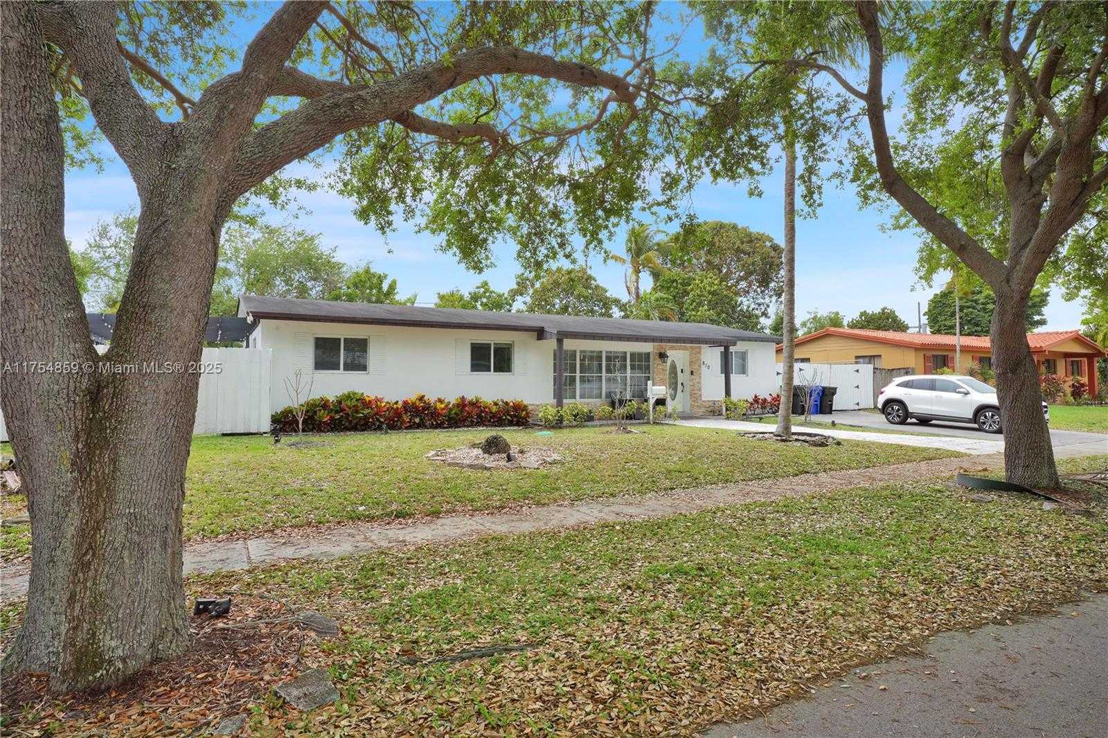 Small Image of 810 NORTH EAST 182ND ST, North Miami Beach Number 3