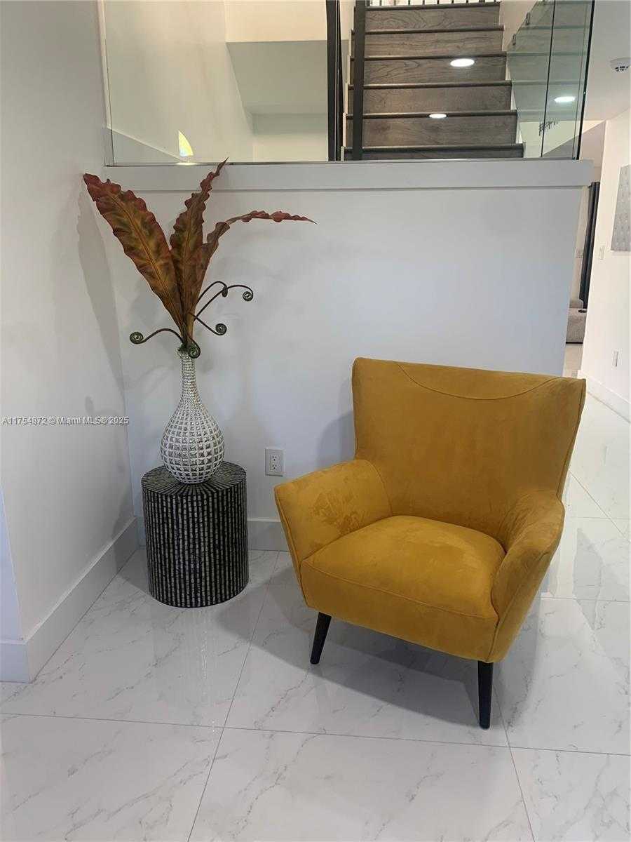 Small Image of 242, Miami Number 10