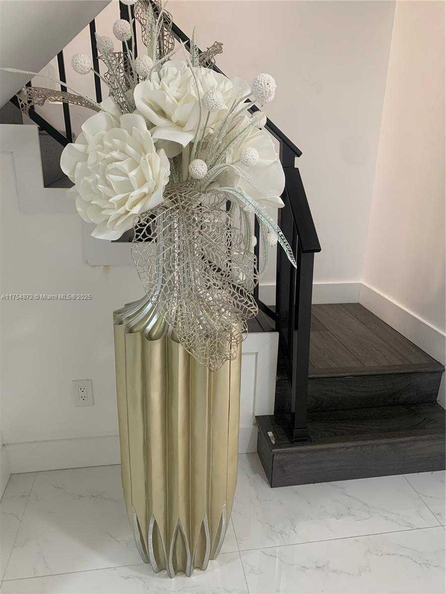 Small Image of 242, Miami Number 11