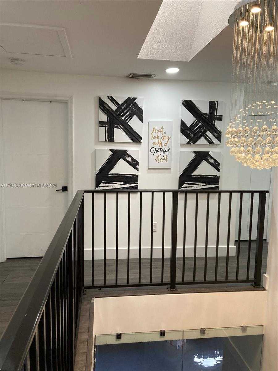 Small Image of 242, Miami Number 15