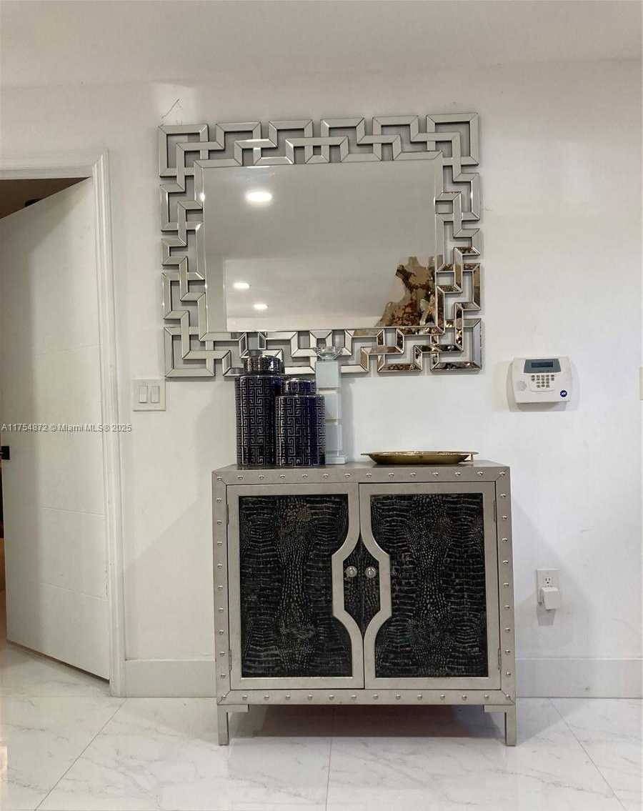 Small Image of 242, Miami Number 17