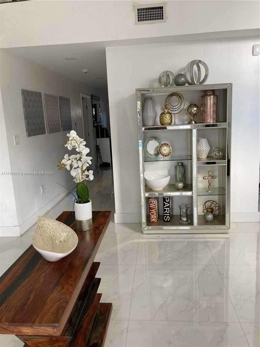 Small Image of 242, Miami Number 23