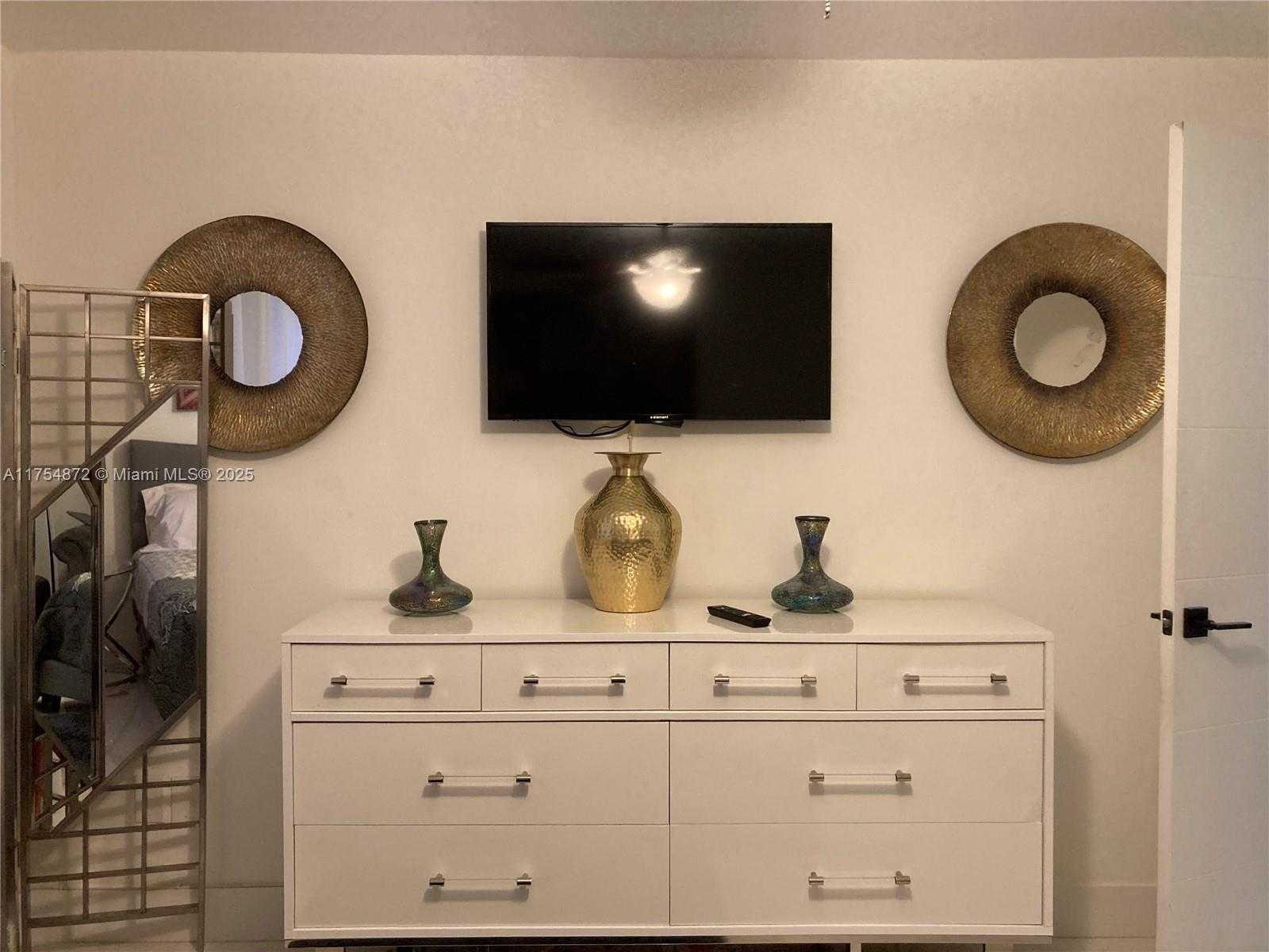 Small Image of 242, Miami Number 24