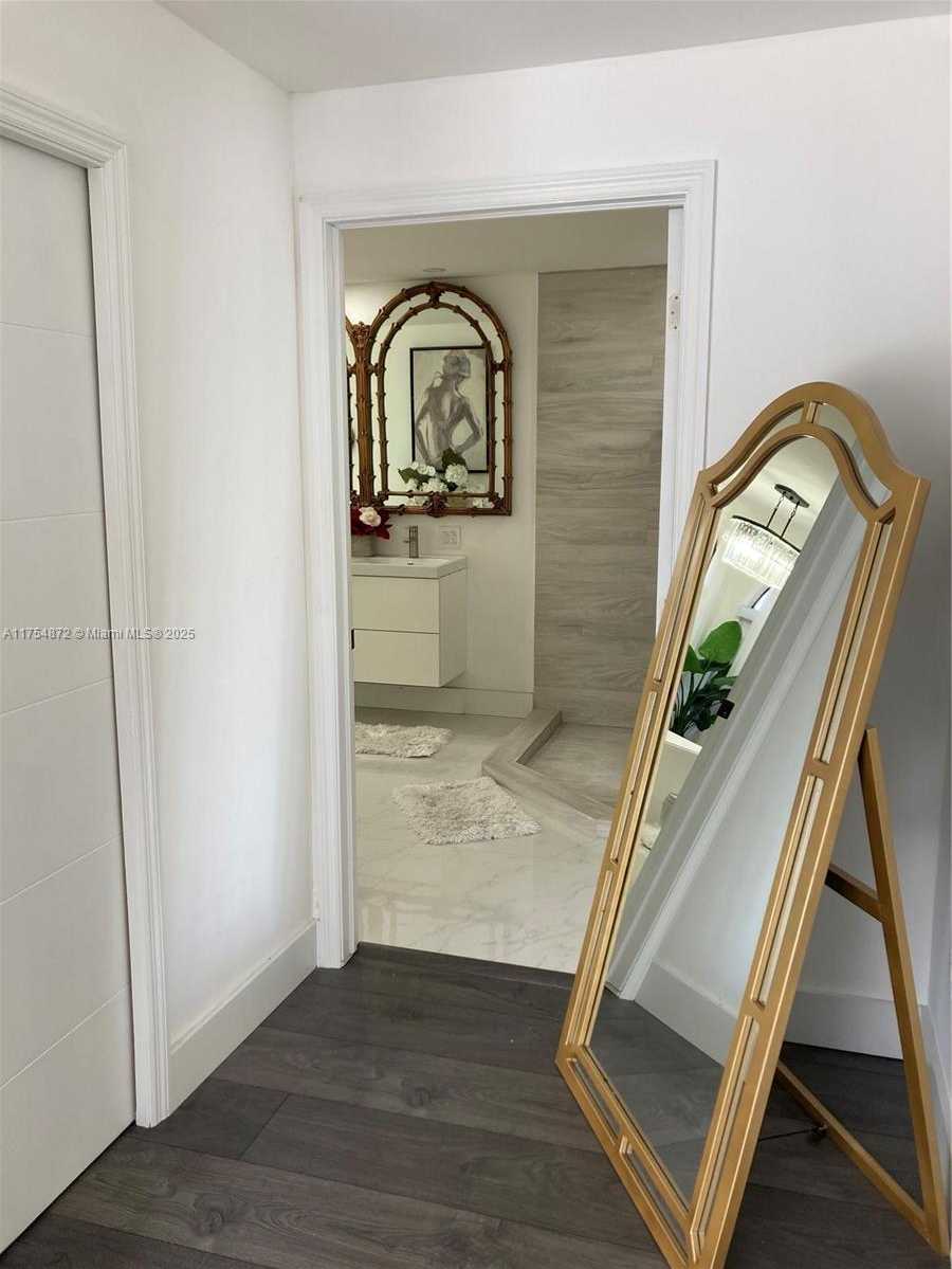Small Image of 242, Miami Number 34