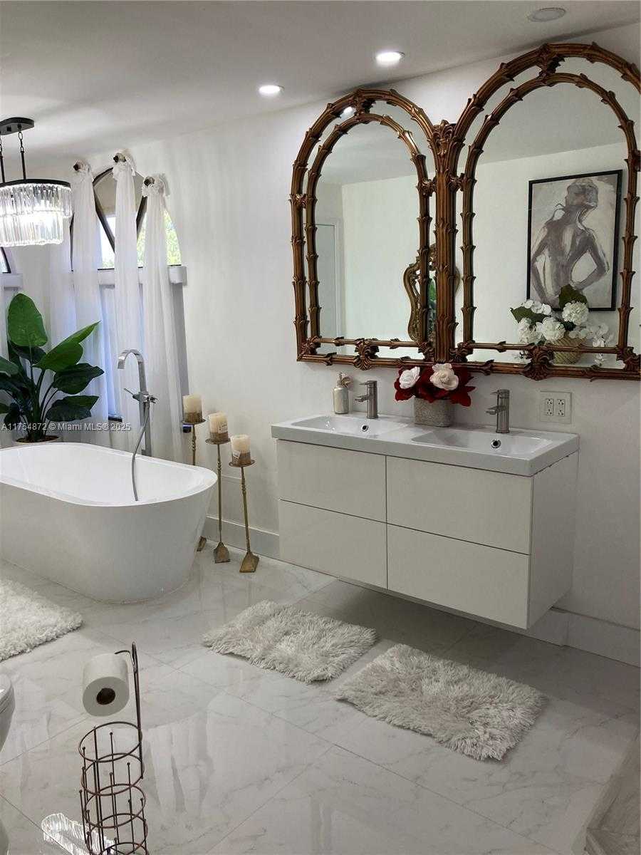 Small Image of 242, Miami Number 35