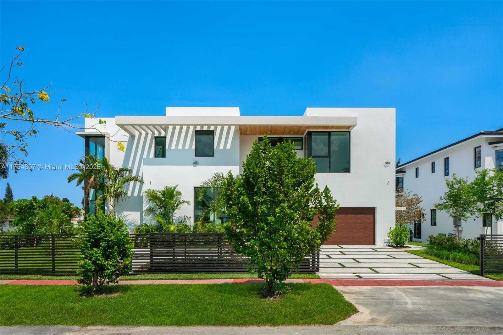 Small Image of 4425 ADAMS AVE, Miami Beach Number 2