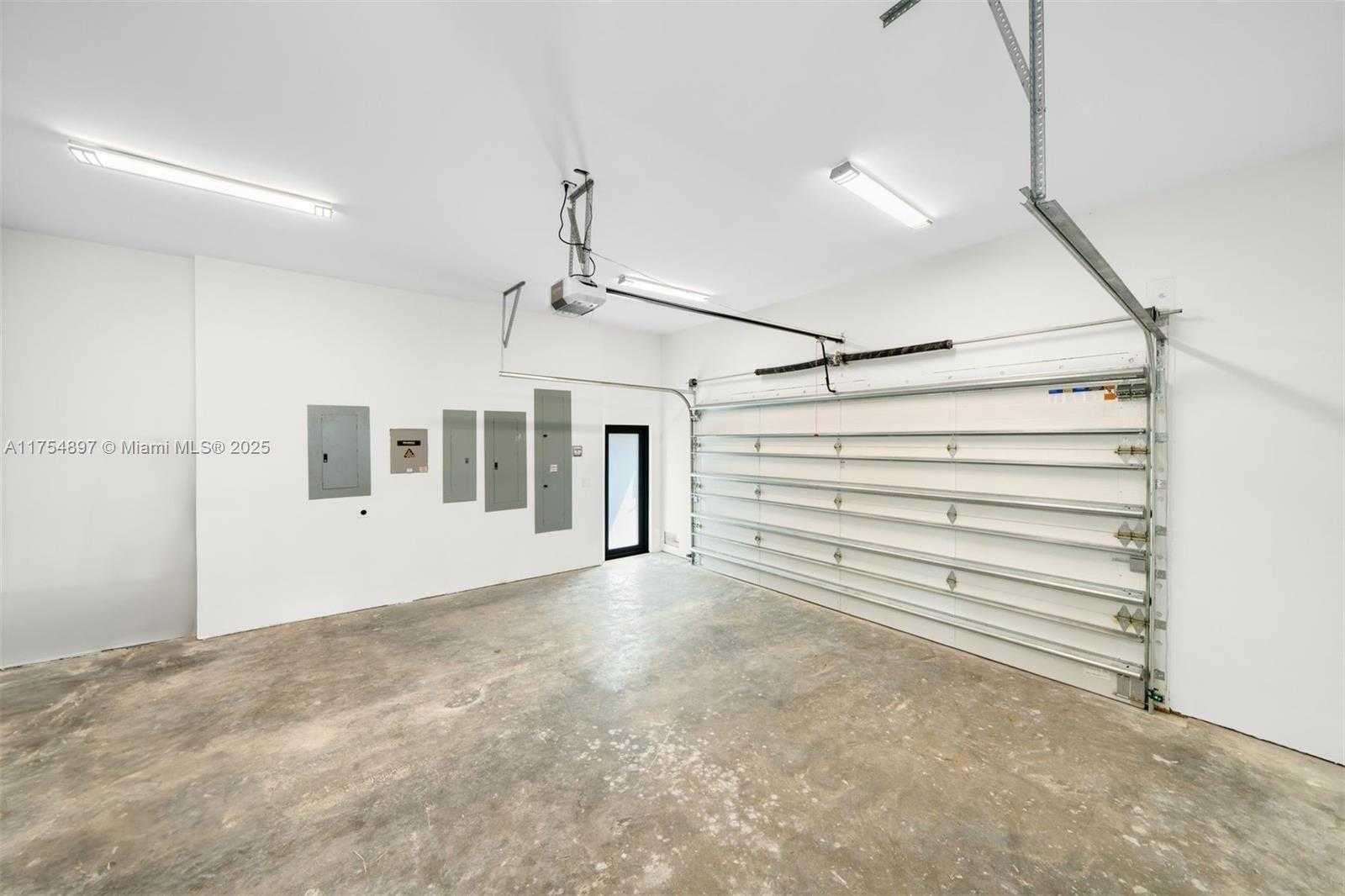 Small Image of 4425 ADAMS AVE, Miami Beach Number 35