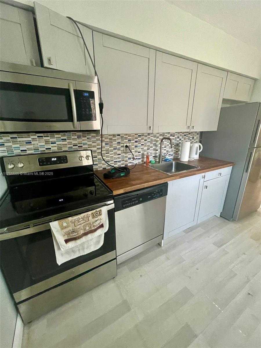 Small Image of 2615 Wilson St, Hollywood, FL 33020, USA Number 2