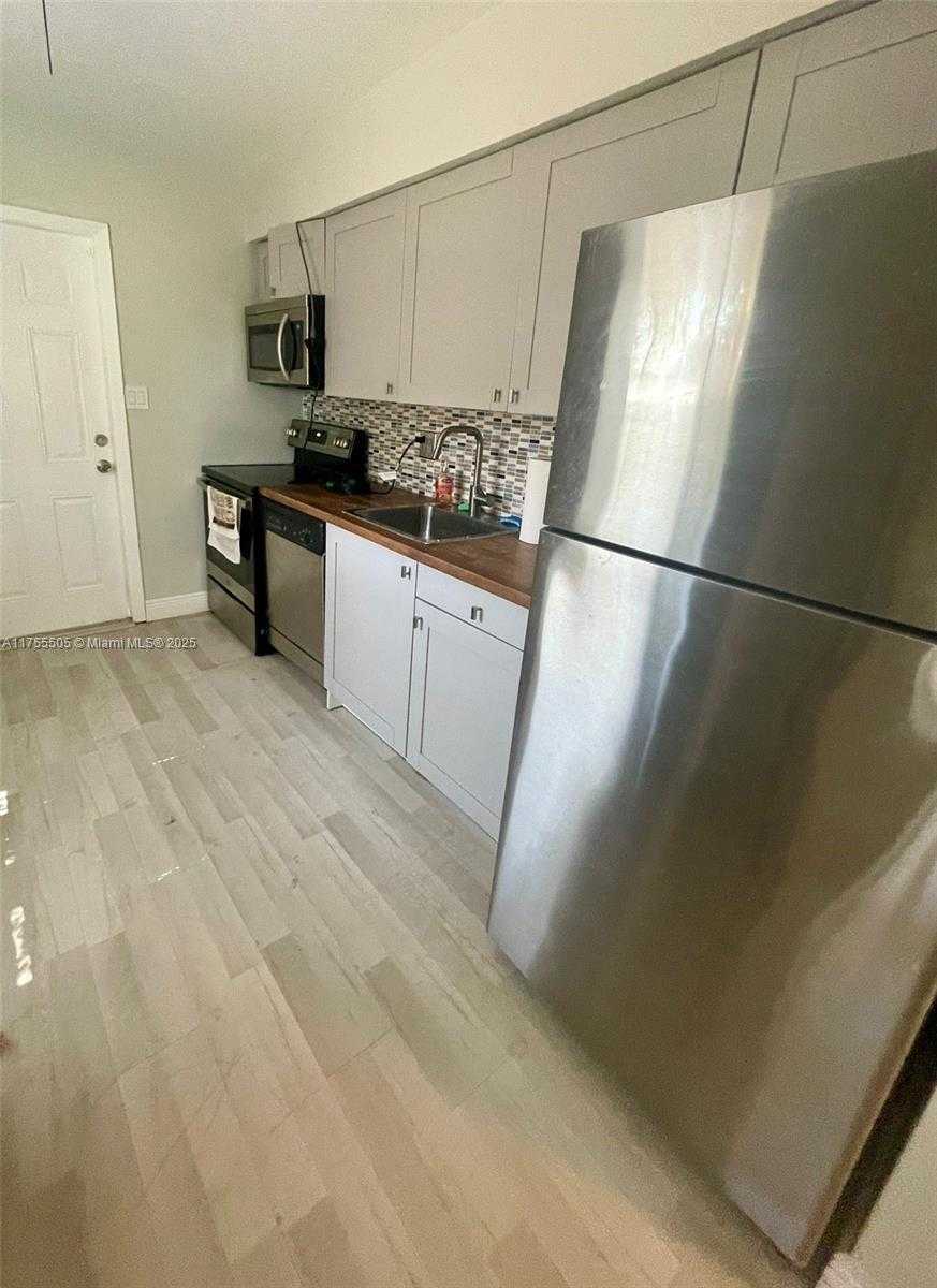 Small Image of 2615 Wilson St, Hollywood, FL 33020, USA Number 3
