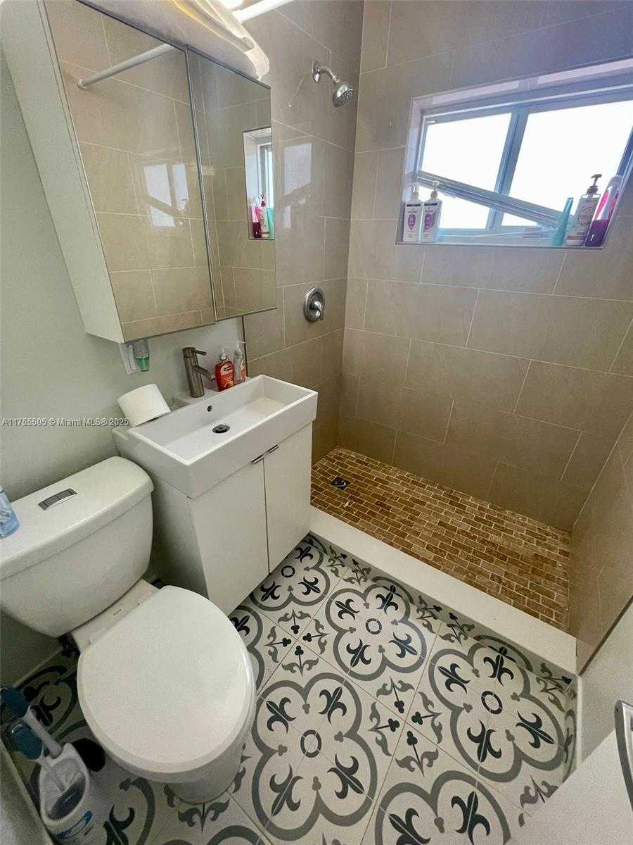Small Image of 2615 Wilson St, Hollywood, FL 33020, USA Number 6