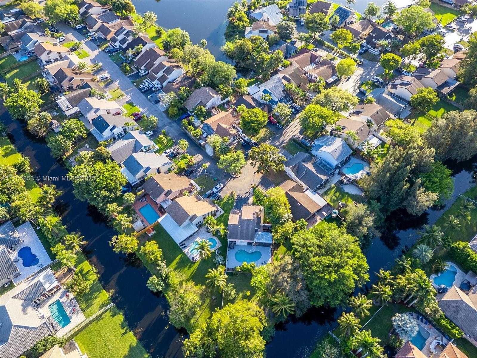 Small Image of 8211 SOUTH WEST 39TH CT, Davie Number 34