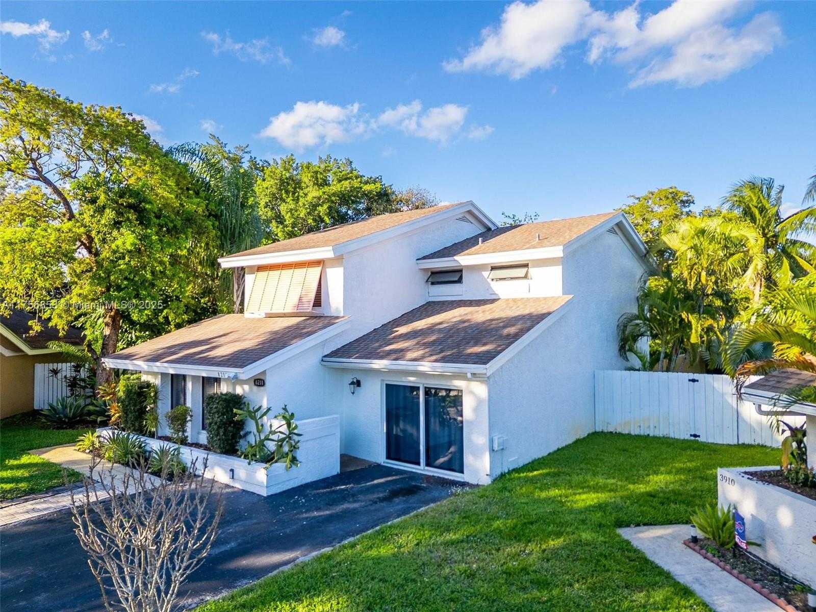 Small Image of 8211 SOUTH WEST 39TH CT, Davie Number 4