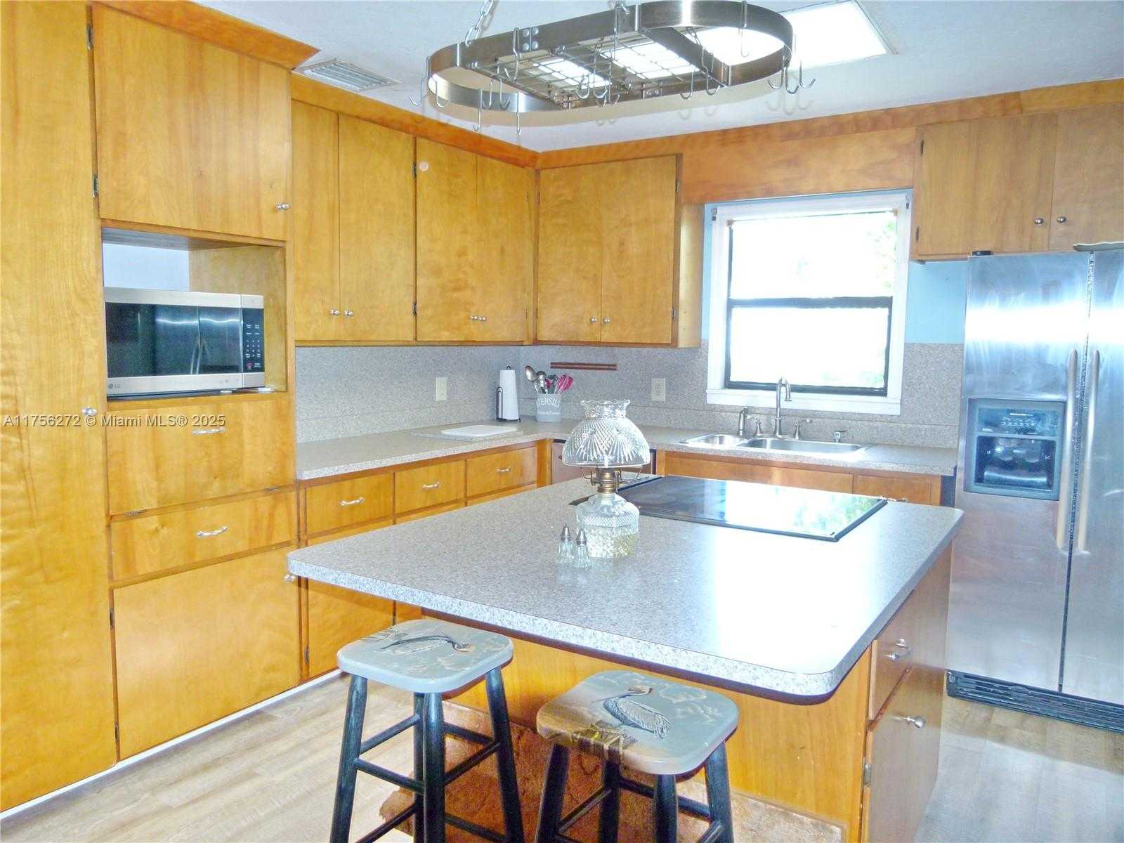 Small Image of 1160 20TH STREET, Bulkhead Ridge Number 11