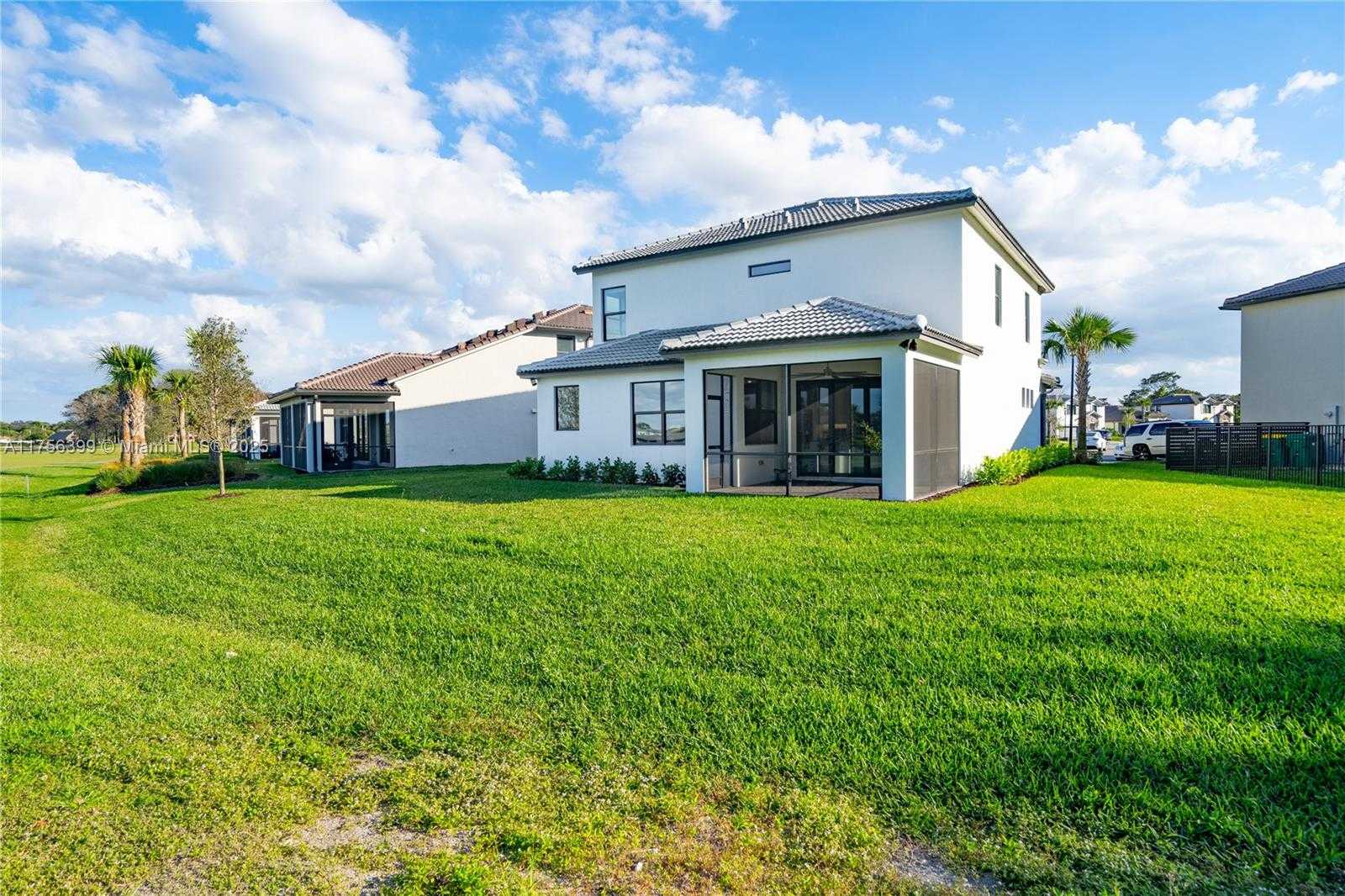 Small Image of 7681 NORTH WEST 84TH LN, Tamarac Number 10