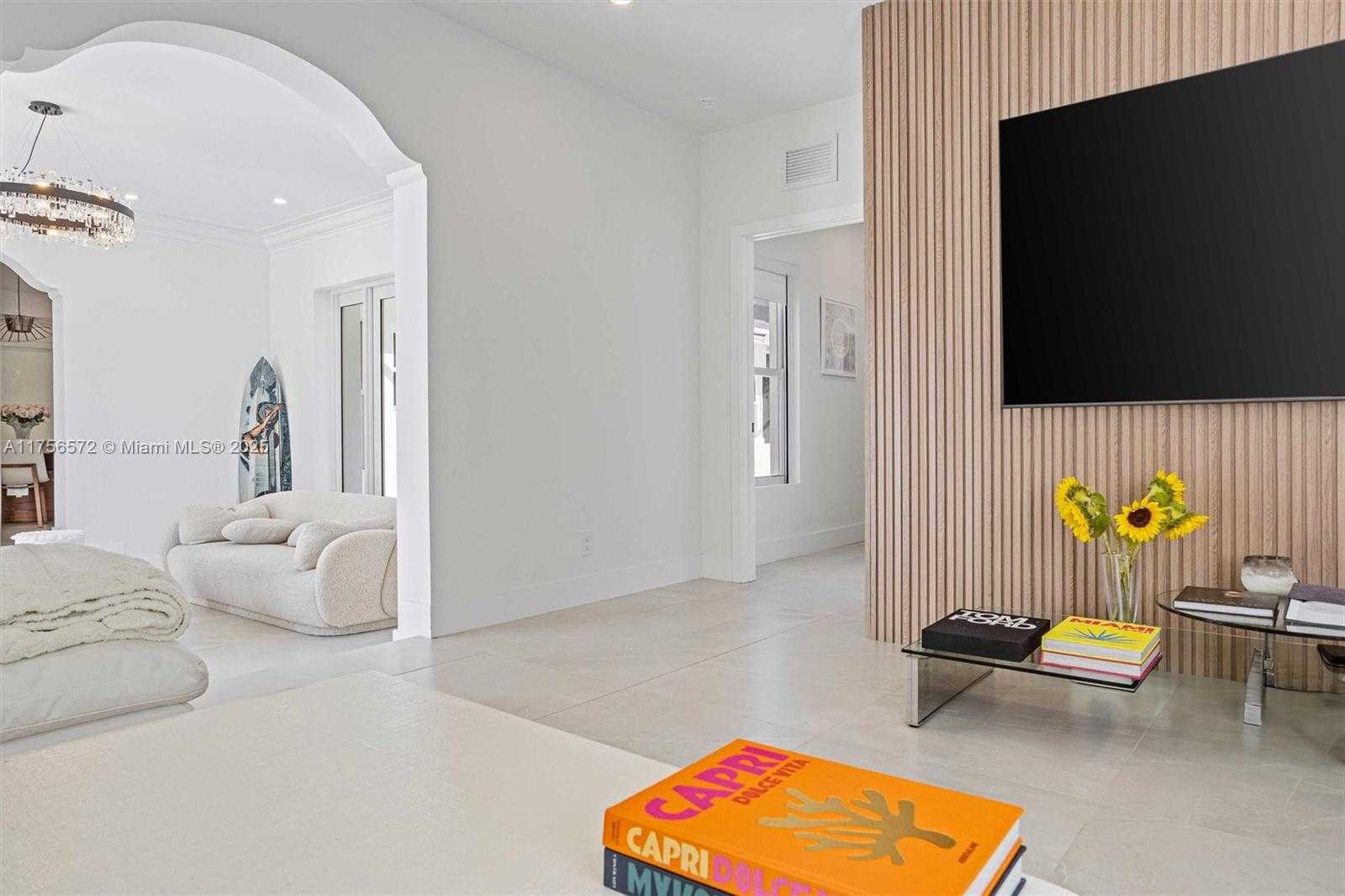 Small Image of 5925 LA GORCE DR, Miami Beach Number 11
