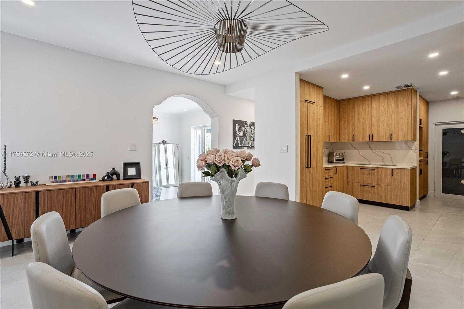 Small Image of 5925 LA GORCE DR, Miami Beach Number 13
