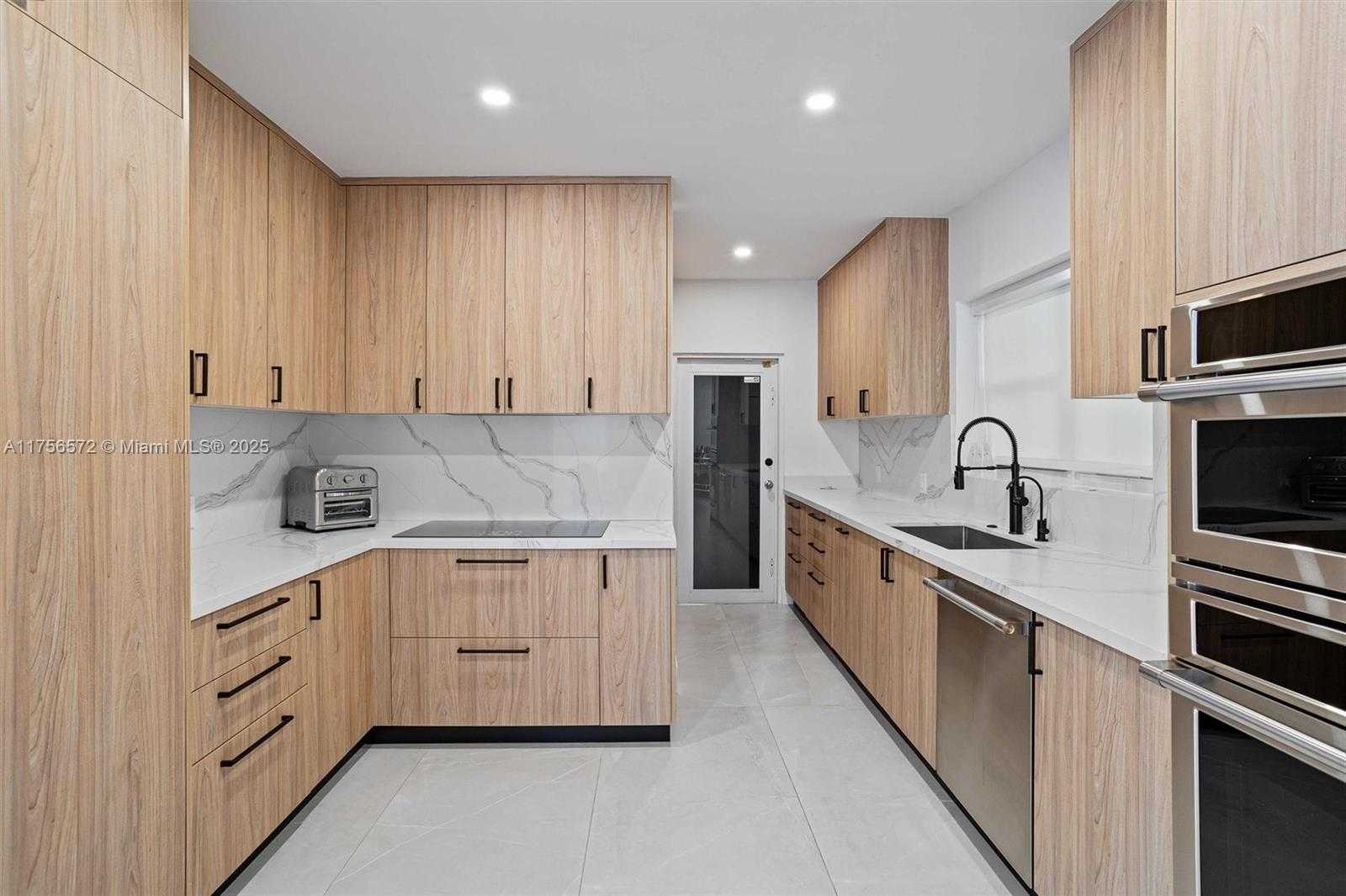 Small Image of 5925 LA GORCE DR, Miami Beach Number 14