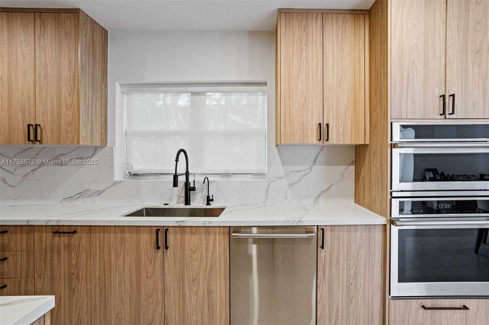 Small Image of 5925 LA GORCE DR, Miami Beach Number 15