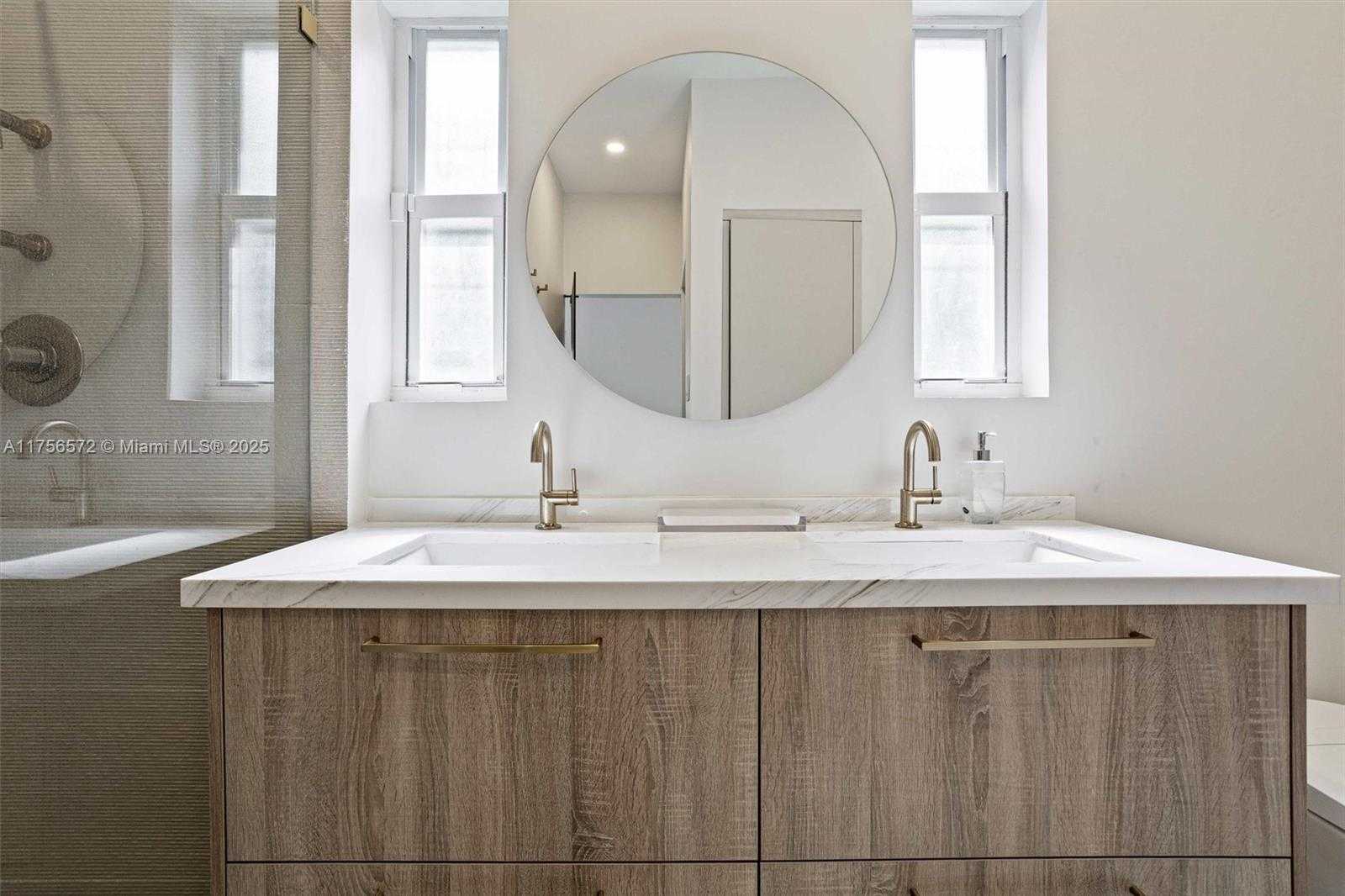 Small Image of 5925 LA GORCE DR, Miami Beach Number 21