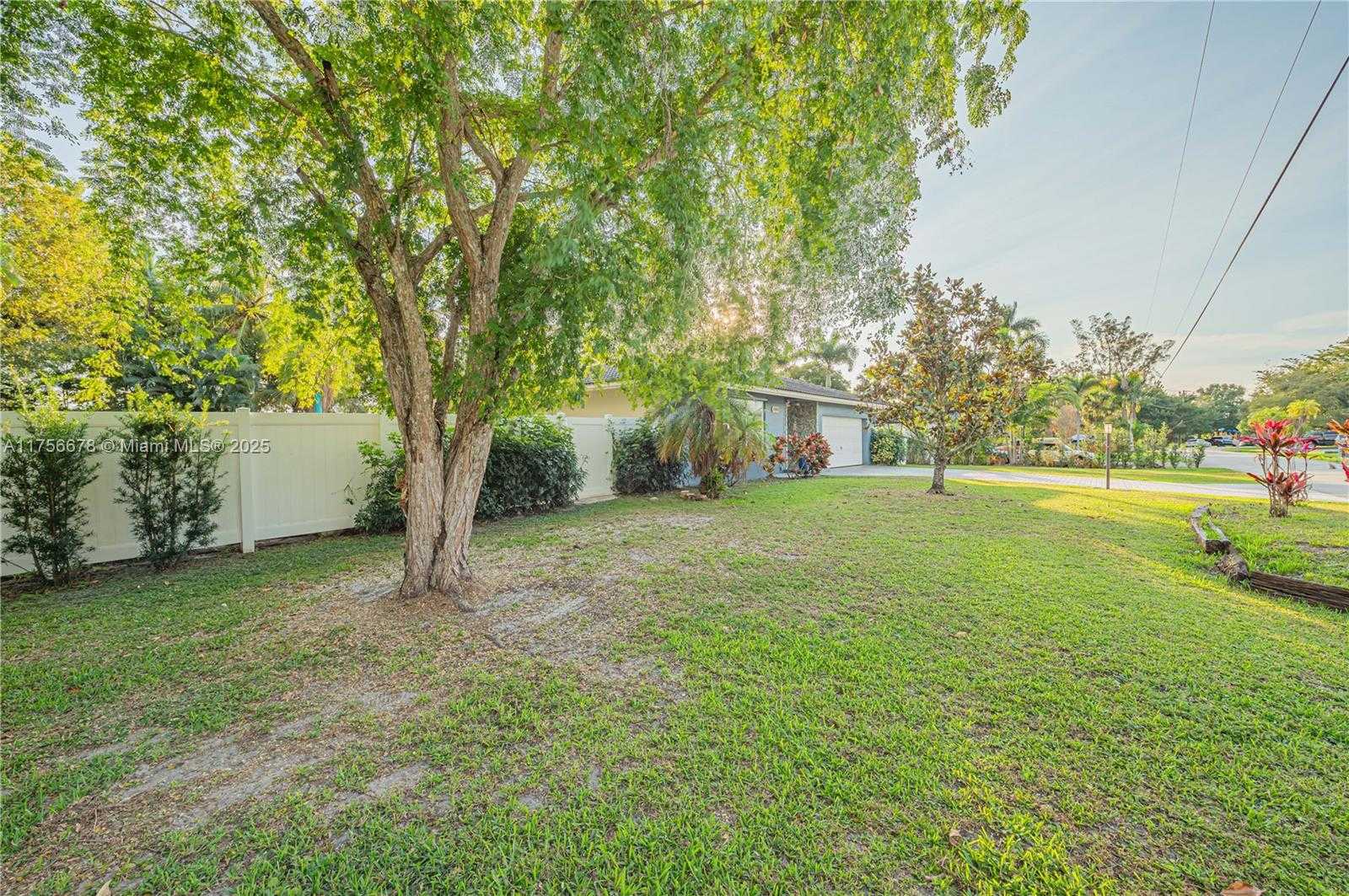 Small Image of 11400 TARA DR, Plantation Number 38
