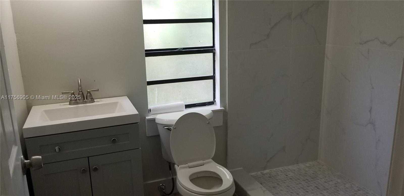 Small Image of 2465 NORTH EAST 184TH ST, North Miami Beach Number 11