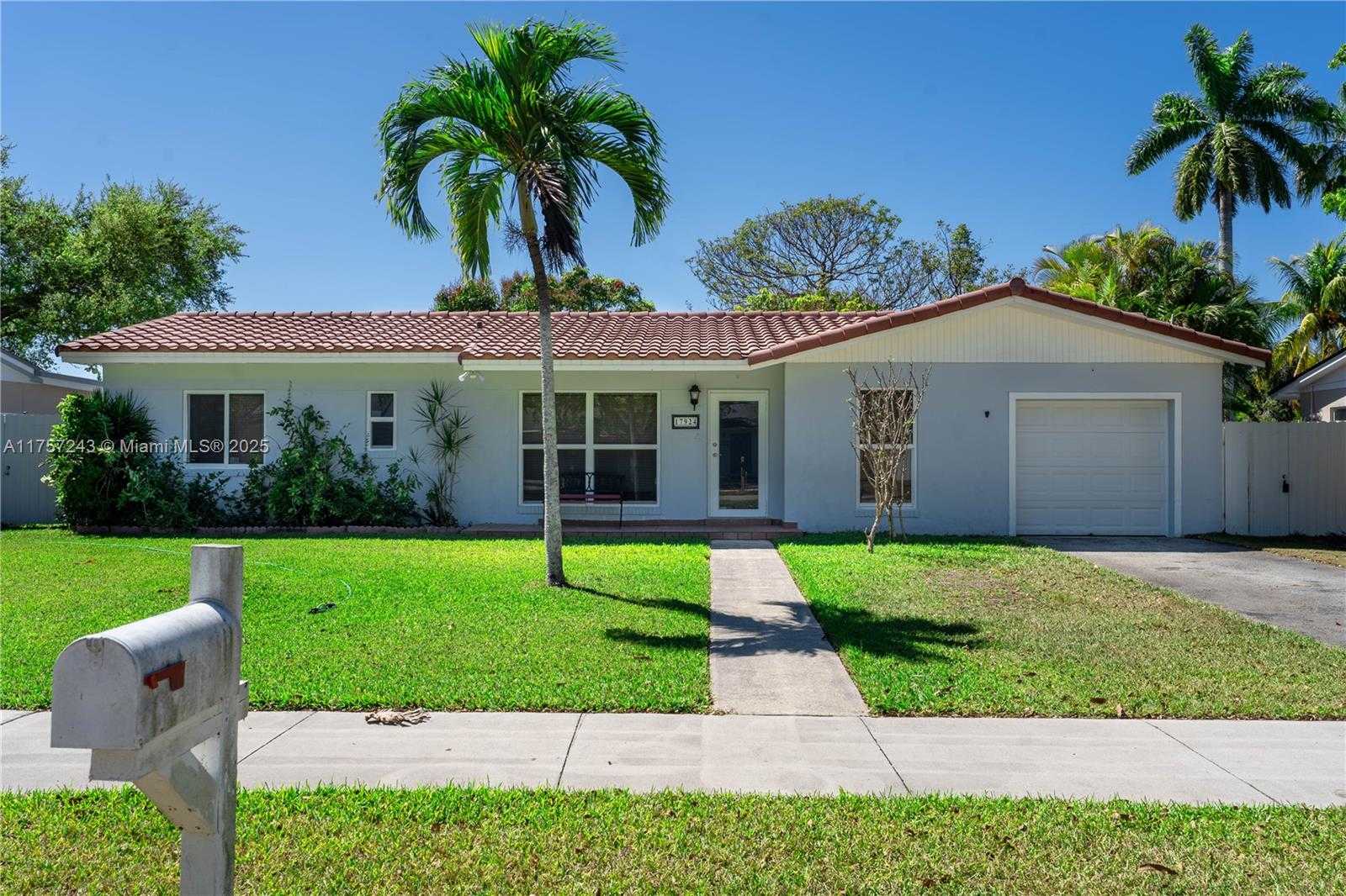 Small Image of 17924 SOUTH WEST 89TH PL, Palmetto Bay Number 2