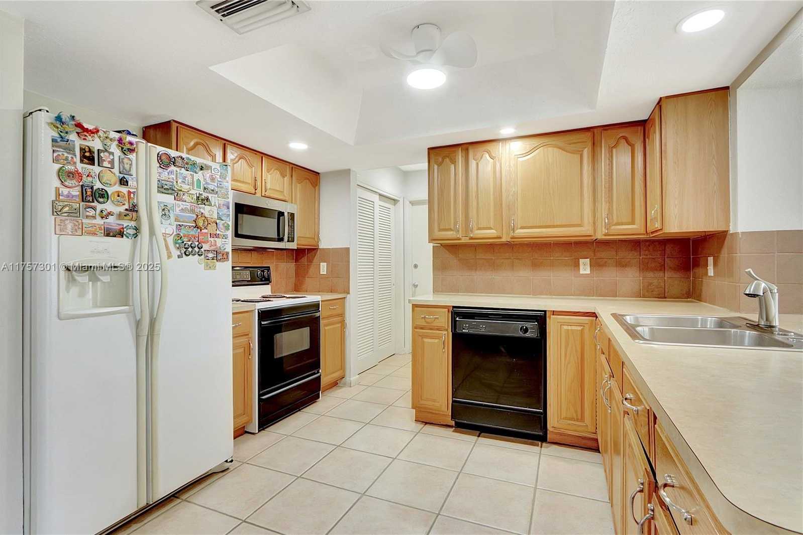 Small Image of 1010 NORTH WEST 73RD TER, Margate Number 10