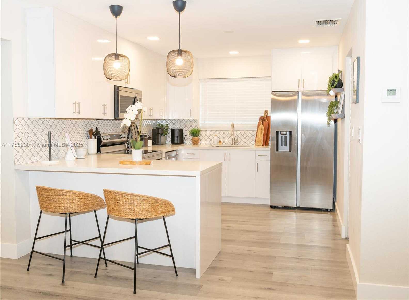 Small Image of 2612 RODMAN ST, Hollywood Number 4
