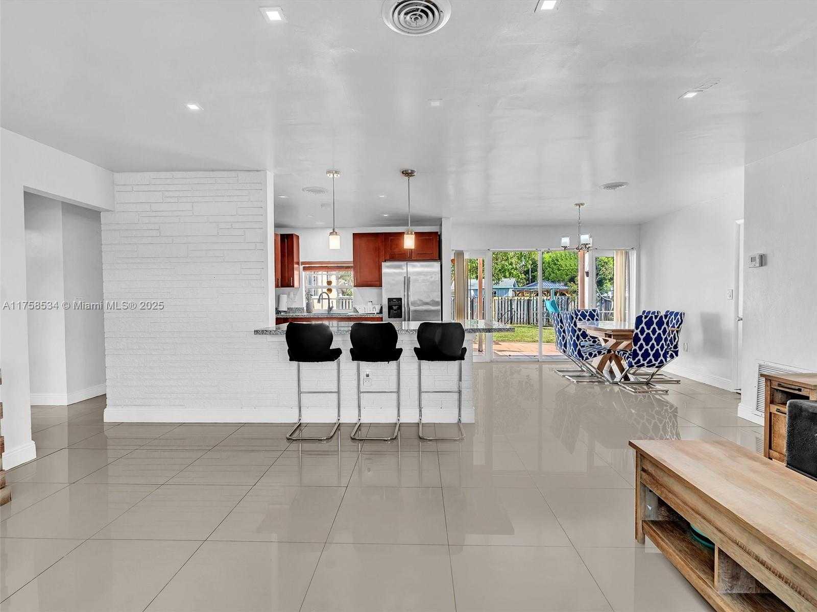 Small Image of 4401 JOHNSON ST, Hollywood Number 7
