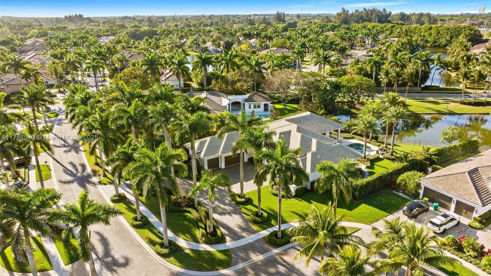 Small Image of 10847 Whitehawk St, Plantation, FL 33324, USA Number 4