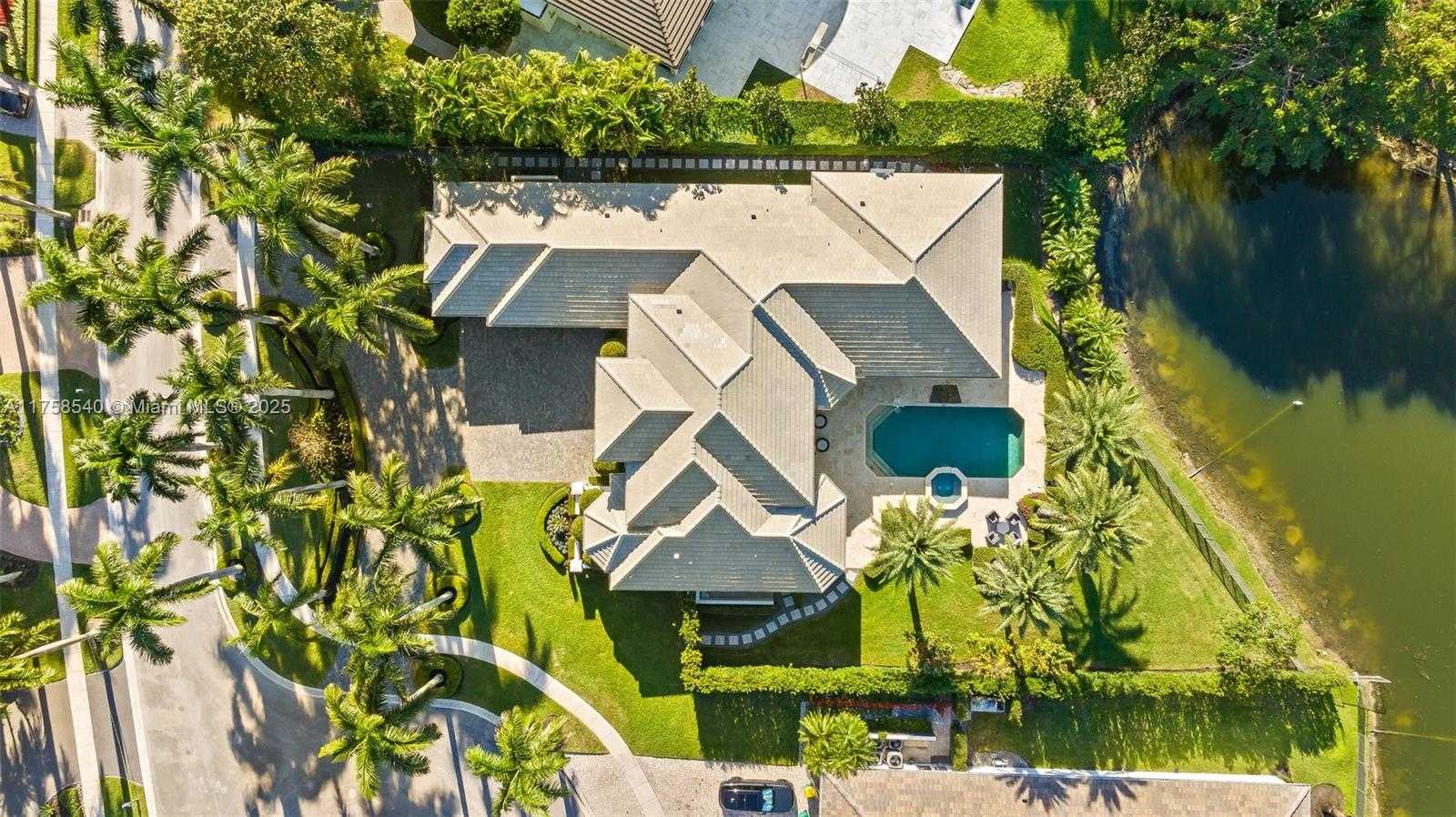 Small Image of 10847 Whitehawk St, Plantation, FL 33324, USA Number 52