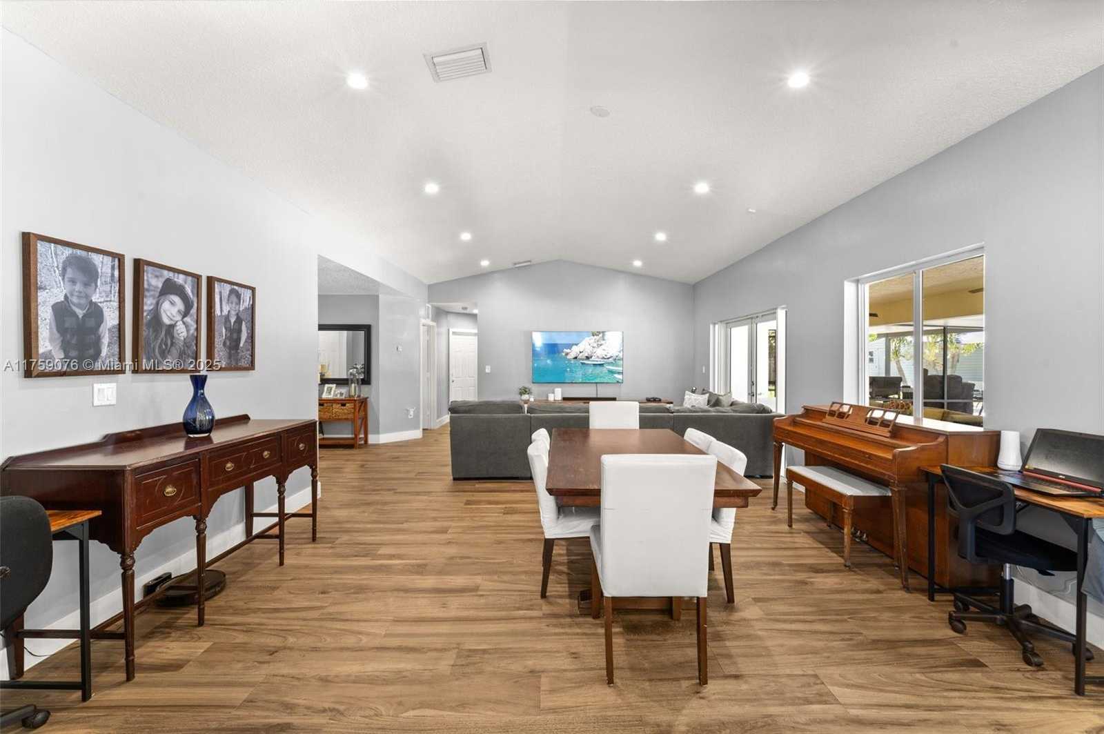 Small Image of 20438 SOUTH WEST 327TH ST, Homestead Number 11