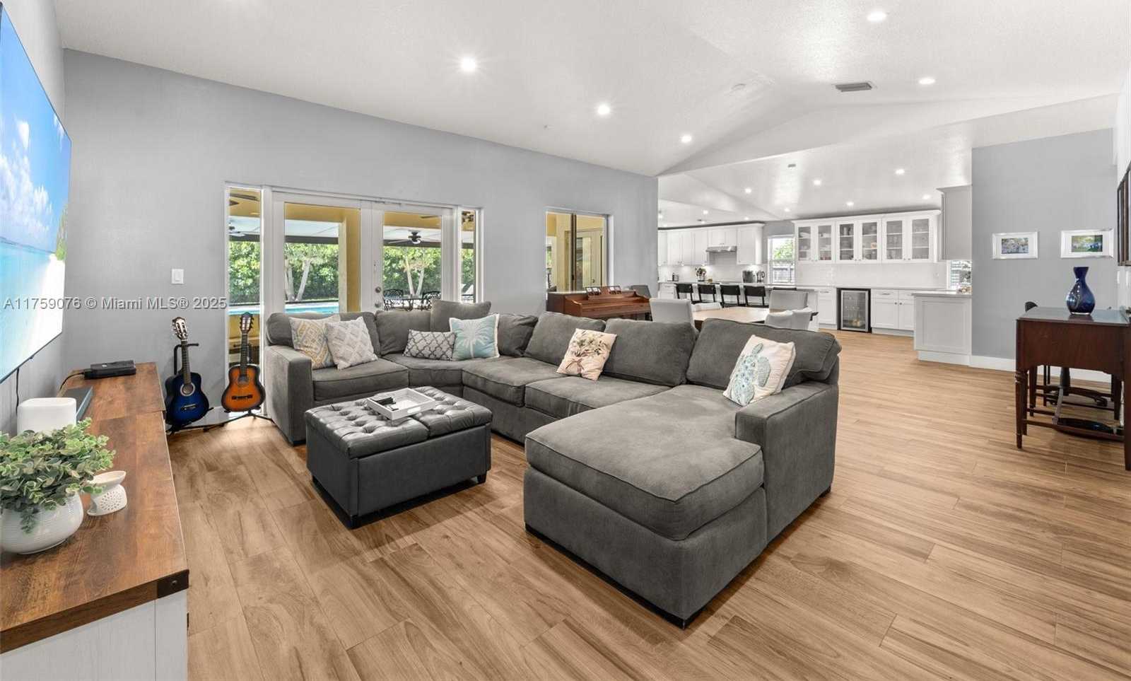 Small Image of 20438 SOUTH WEST 327TH ST, Homestead Number 13